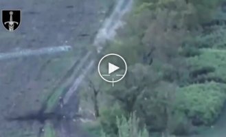 Двое оккупантов на мотоциклах сначала получают удар от дрона-камикадзе, а затем подрываются на мине