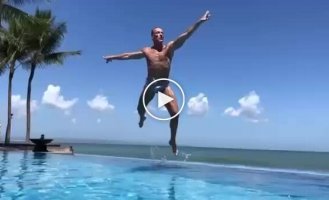 65-летний Жан-Клод Ван Дамм отдыхает в Таиланде
