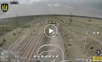 FPV drones of SBU special forces destroy Russian infantry on a golf cart