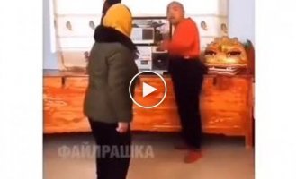 Позитивный мужчина покажет как может танцевать