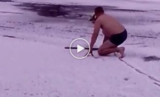 Спасение собаки, провалившейся под лед