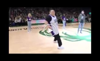 Неожиданный танец толстяка в перерыве матча NBA