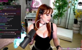 Стримерша показала своего раба во время трансляции