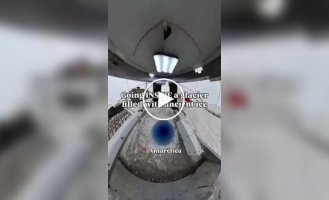 В Антарктиде фотограф отправил камеру вглубь древнего ледника, прикрепив ее к буровой установке