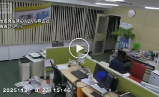 Момент землетрясения в Японии попал на камеру видеонаблюдения