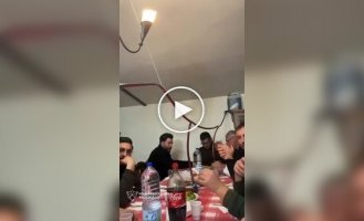 Креативна система подачі напоїв за обіднім столом