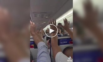 У США пасажира рейсу ледь не прийняли за терориста через нагадування про молитву в телефоні