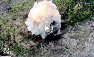 Детонация боеприпасов после удара дрона Дикие шершни по полевому складу оккупантов