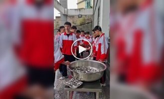 Китайские школьники моют за собой посуду после обеда