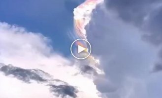 Video with a rare rainbow cloud "Pileus"
