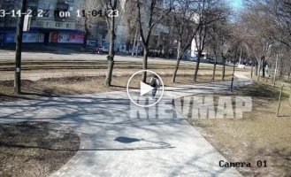 Видео момента падения сбитой ракеты над Киевом. Она упала на Куреневке