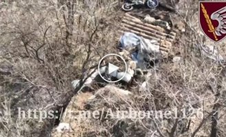 A Ukrainian paratrooper enthusiastically fills two occupiers with lead, attacking his dugout