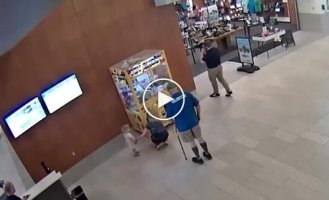 Мальчик залез в автомат с игрушками и застрял