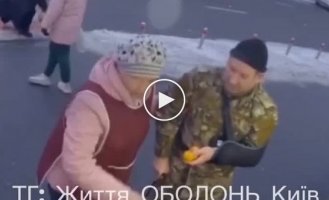 In Kyiv, a saleswoman collected a new bag of groceries for free for a military man when he fell and scattered what he had bought on the road.