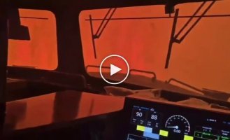 В Канаде поезд оказался в эпицентре лесного пожара