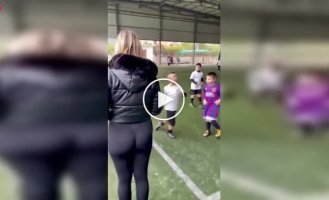 Камера тата обрала не той ракурс на дитячому матчі