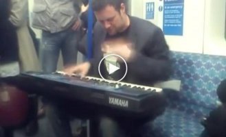 Классная игра на синтезаторе в метро