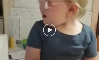 Funny reaction of a girl who saw the world for the first time through glasses