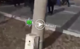 Гнев народа. В Энергодаре безоружные люди освобождают задержанного на митинге парня