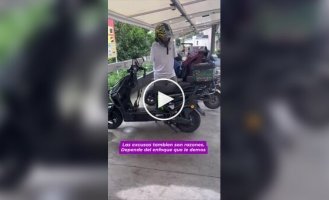 В Колумбии заметили мужчину без рук, который самостоятельно водит мопед