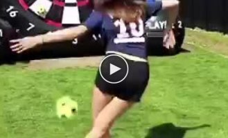 Ronaldinka The girl perfectly controls a soccer ball