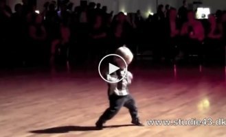 2-ух летний мальчик порвал танцпол