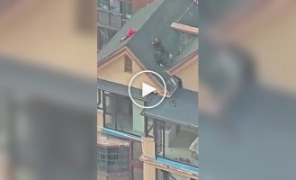 Дети устроили опасные игры на крыше многоэтажки