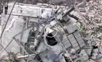 Ukrainian drone drops thermobaric grenades into the hatches of Russian armored vehicles near Marinka