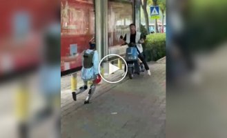 В Китае робот напугал мужчину на мопеде неожиданным «подходом»