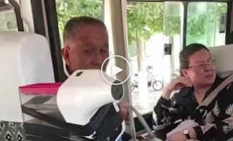 Батько щодня чекає на сина на зупинці з обідом