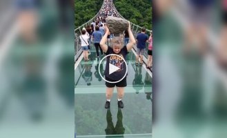 Бабушка разбила стеклянный мост в Китае