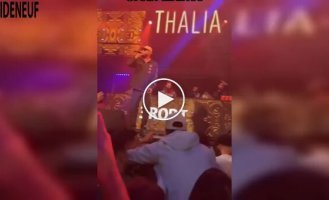 Рэпер сбросил фаната со сцены во время концерта в Роттердаме