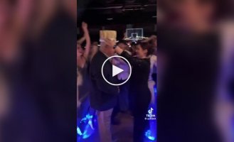 Директор, предотвративший теракт, стал королем выпускного