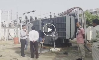 Индийцы охлаждают перегретые трансформаторы водой из шланга