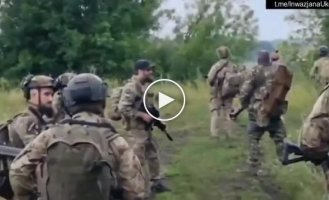 A Chechen sabotage group fighting on the side of Ukraine removes Russians from a truck. In the village of Serada, Belgorod Region