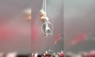 Артисты устроили неожиданный «подарок» мужской части зрителей