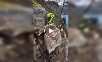 «Все ради безопасности: норвежцы эффектно убрали огромный валун над дорогой