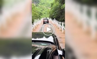 Плавучая дорога: необычный объезд по реке