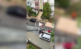 У Туреччині 100-дюймовий телевізор доставили по пожежних сходах