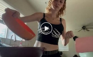 Женщина устроила огненное шоу на кухне, пытаясь пожарить еду