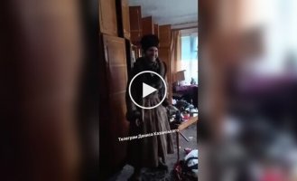 Оккупанты переоделись в женскую одежду, найденную в ограбленном доме
