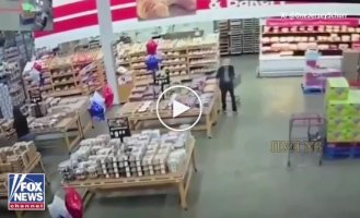 Обрушение крыши магазина в США попало на видео
