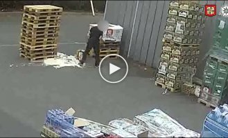 Пьяный чех пытается украсть ящики с пивом