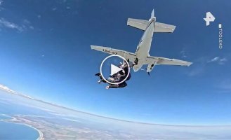 Парень собрал кубик Рубика во время прыжка с парашютом