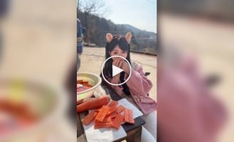 Китаянка вырезает скульптуры из морковки зубами