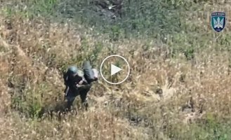 Куски оккупанта разлетаются в разные стороны после попадания беспилотника