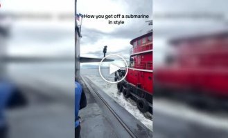 Мужчина шагает с подводной лодки на другой корабль в открытом море