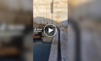Огромная волна накрыла экскаватор после падения каменной плиты