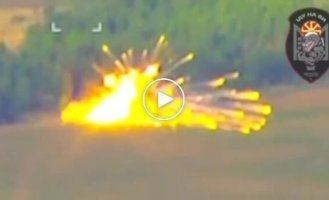 Детонація російського ЗРК Бук-М3 після влучення американського дрону-камікадзе Switchblade 600