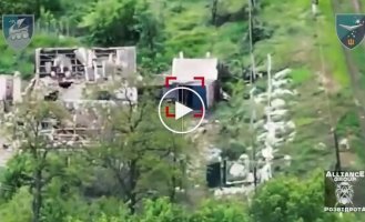 Российский захватчик начал хаотично прыгать в воздухе, увидев дрон украинских морпехов